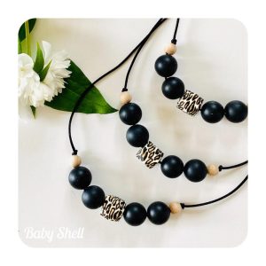 Collier d’éveil et de portage noir léopard